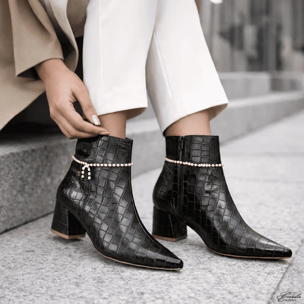 Bota Numeração Especial Preta Croco Corrente Removível Salto Bloco 5cm