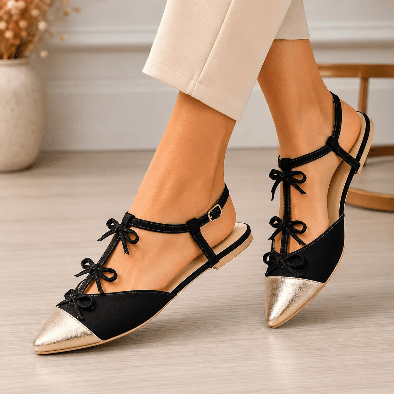 Sapatilha Slingback Tamanho Especial Preta e Dourada com Laços